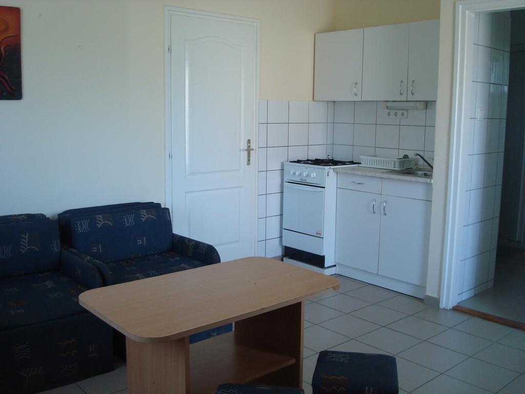 Termal Kemping Apartmanok Tiszaújváros Szoba fotó
