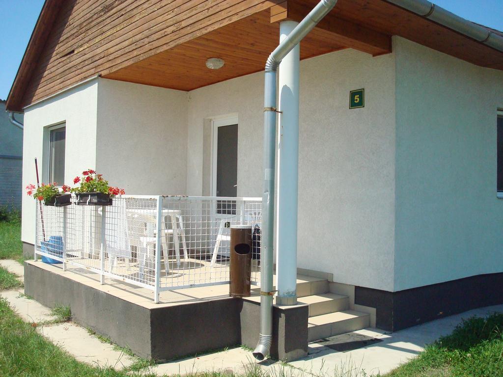 Termal Kemping Apartmanok Tiszaújváros Szoba fotó