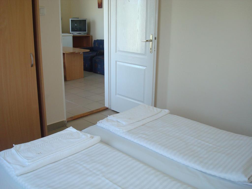 Termal Kemping Apartmanok Tiszaújváros Szoba fotó